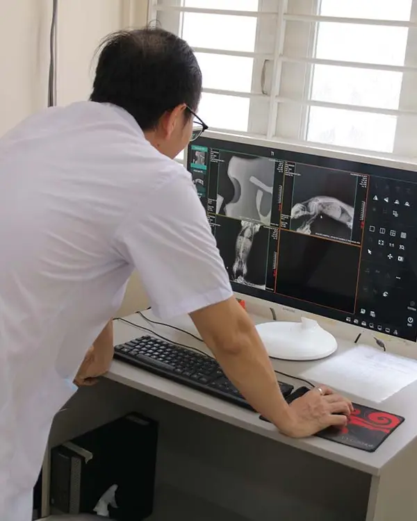 Bác sĩ thú y đọc phim X-quang thú cưng tại Sana Pet Hospital Phú Nhuận