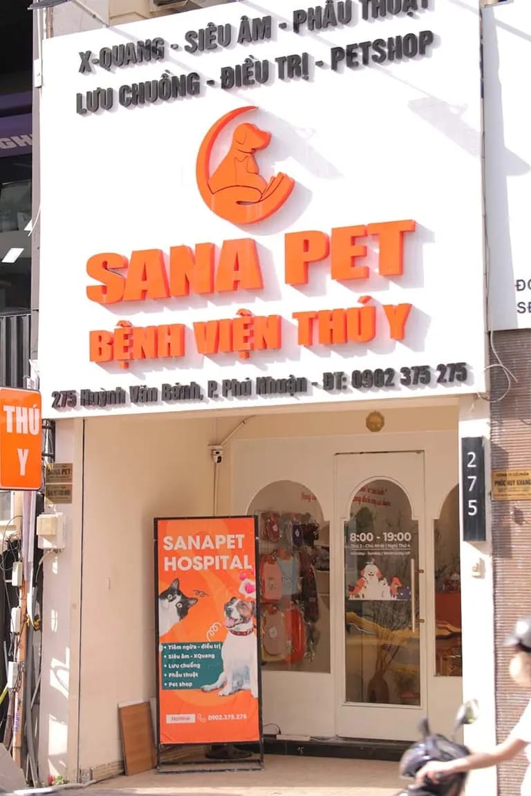 Biển hiệu bệnh viện thú y Sana Pet trên đường Huỳnh Văn Bánh, Phú Nhuận